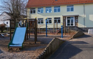 Blick auf Spielgeräte auf dem Pausenhof der Grundschule Bilshausen