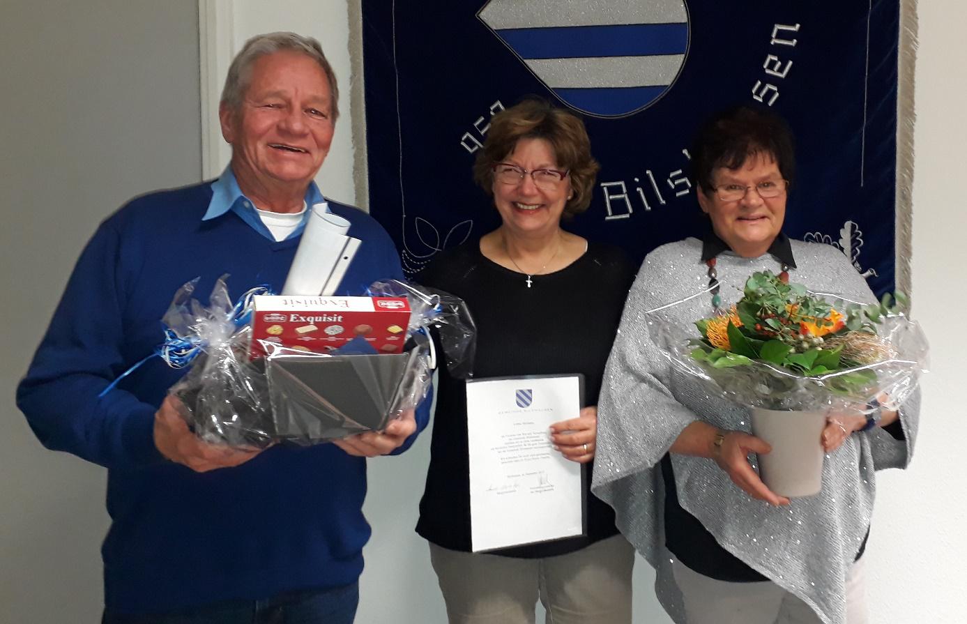 Bürgermeisterin Anne-Marie Kreis dankt den Eheleuten Hermann und Erika Brun. Foto: Grobecker.